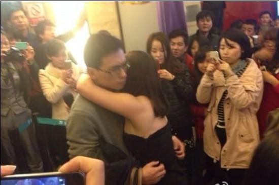 女子向男友跪地求婚成功 生下骨折女婴男友失联