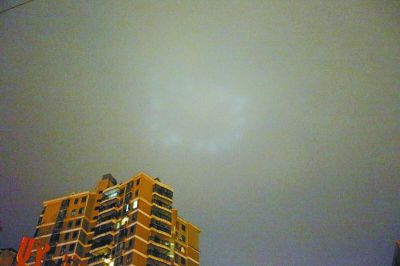 武昌夜空突现巨大光圈 有规律聚散(图)