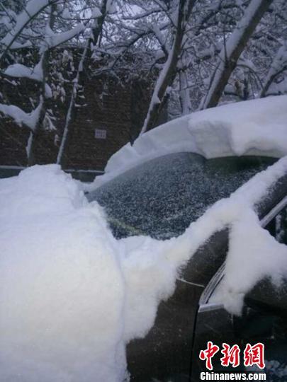 新疆北部遭遇大风大雪致多条公路通行受阻