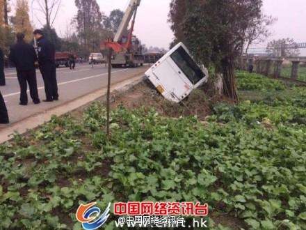 四川都江堰一辆公交车发生侧翻 致10余人受伤