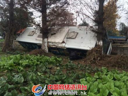 四川都江堰一辆公交车发生侧翻 致10余人受伤