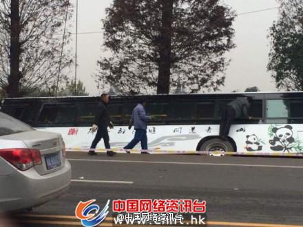 四川都江堰一辆公交车发生侧翻 致10余人受伤