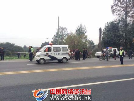 四川都江堰一辆公交车发生侧翻 致10余人受伤