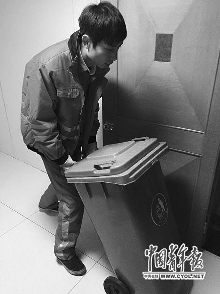 环卫工开宝马车上班 称找个安稳工作不容易(图)