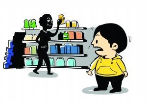 妈妈带娃潜伏超市偷东西 让3岁儿子“望风”