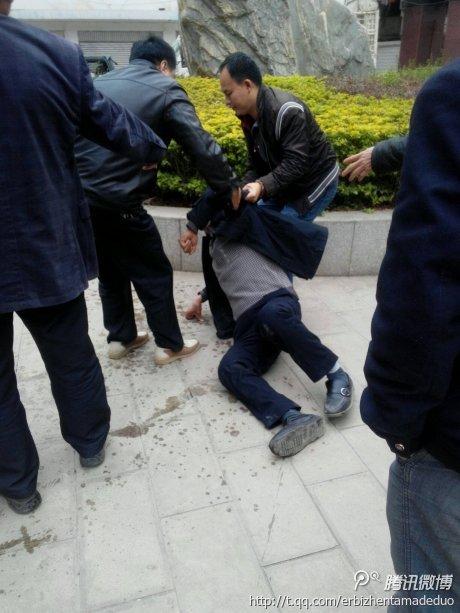 云南巧家一名讨薪民工县委大院喝农药(图)