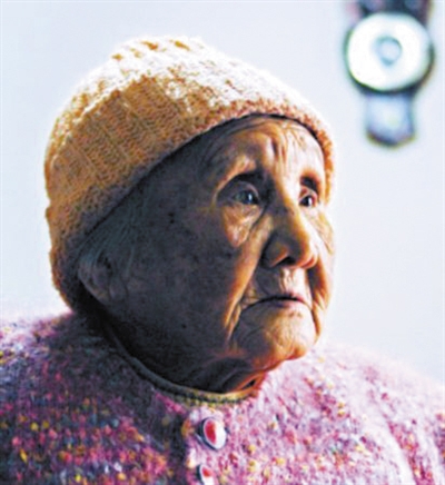 吴秀兰，1915年出生，2011年病故。南京大屠杀幸存者。南京城破前夕，遭日军轰炸受伤截肢，大女儿当场被炸死。