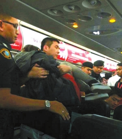 3.女乘客被抱下航班。