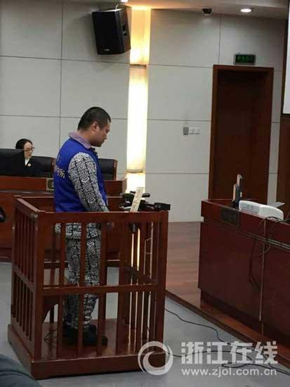 家长开车接孩子被劫持 嫌犯受审多名小学生旁听