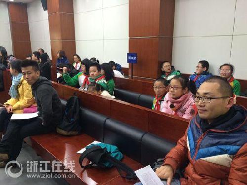 家长开车接孩子被劫持 嫌犯受审多名小学生旁听