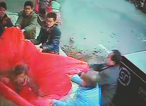 醉酒女从3层跳下 济南“举被哥”撑棉被接住跳楼女