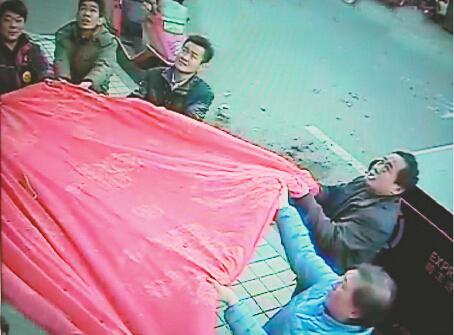 醉酒女从3层跳下 济南“举被哥”撑棉被接住跳楼女