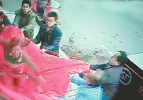 醉酒女从3层跳下 济南“举被哥”撑棉被接住跳楼女