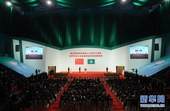 12月20日，中共中央总书记、国家主席、中央军委主席习近平出席澳门回归祖国15周年大会暨澳门特别行政区第四届政府就职典礼。这是由国家主席习近平监誓，澳门特别行政区第四任行政长官崔世安宣誓就职。新华社记者张铎 摄 