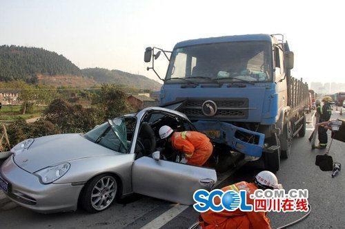 京昆高速一货车追尾保时捷 致1人死亡2人受伤