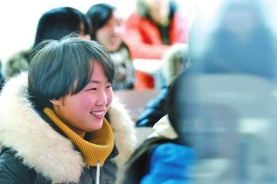 19岁女生边上学边照顾植物人妈妈 头发几乎全白