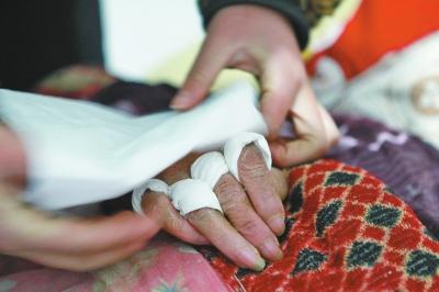 19岁女生边上学边照顾植物人妈妈 头发几乎全白