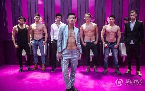 吴君如豪爽秀胸肌腹肌 好身材比拼外籍男模