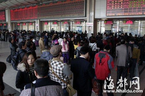 春运“囤票族”忙退票 老人外来工仍一票难求