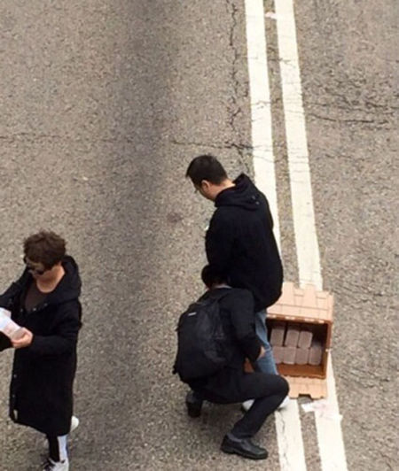 香港运钞车钱箱跌出车 民众捡起钞票就走