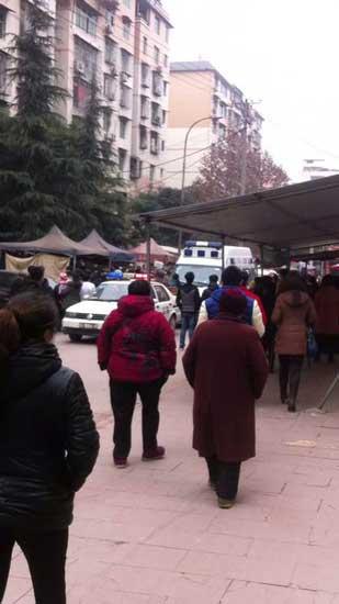 男子当街砍杀前妻 恐其未死返回现场察看(图)