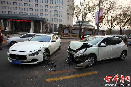 西安男子驾车撞百万玛莎拉蒂 维修费达数十万