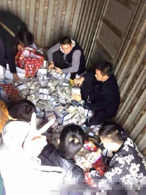 温州男子不满银行催还贷款 扛40万零钱还贷