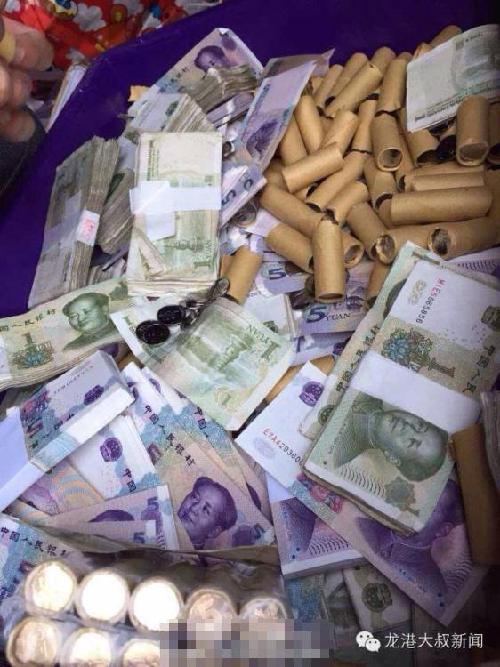 温州男子不满银行催还贷款 扛40万零钱还贷