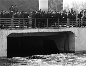昨日，南水北调中线一期工程总干渠终点团城湖明渠开闸放水 新华社发