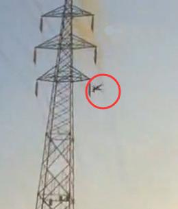女子爬高压电塔上脱衣 触电爆出火球坠亡(图)