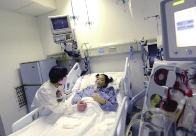 母亲车祸瞬间舍身护子成重伤 儿子哭喊妈妈抱抱我