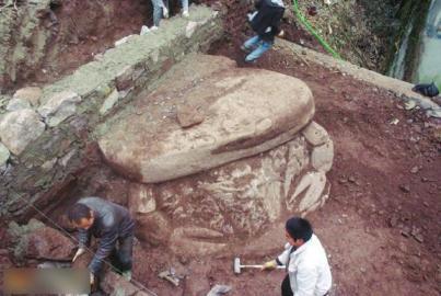 四川一古宅挖出20吨重“螃蟹蟾蜍”形状巨石