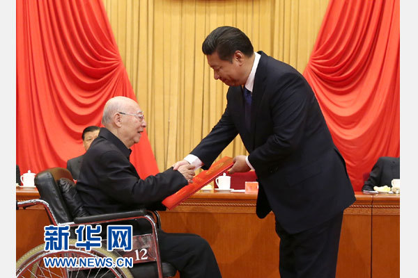 1月9日，2014年度国家科学技术奖励大会在北京人民大会堂隆重举行。中共中央总书记、国家主席、中央军委主席习近平向获得2014年度国家最高科学技术奖的中国科学院院士于敏颁奖。新华社记者 马占成 摄