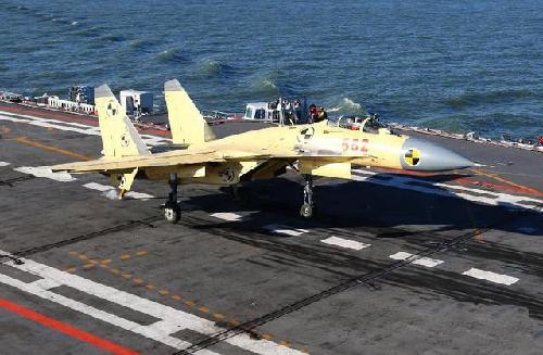 重大突破：中国第2批8名舰载机飞行员成功着舰