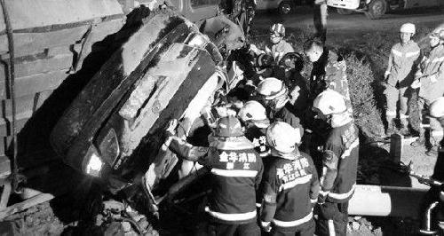 女孩开车练手载一家四口遇车祸 三名亲人遇难