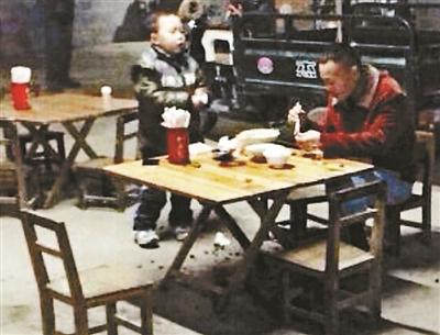 网友巧遇驾三轮车6岁“小车神” 称长大想开公交