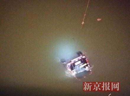 福州运钞车坠入闽江 4名押运员生死不明(图)