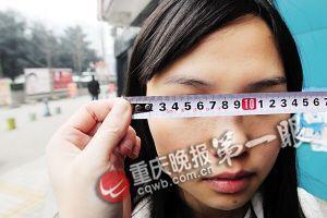 女子万元割双眼皮被整成高低眉 院长称效果挺好