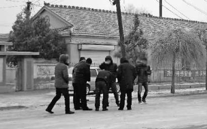 民警在案发现场勘查新文化记者王国彬摄