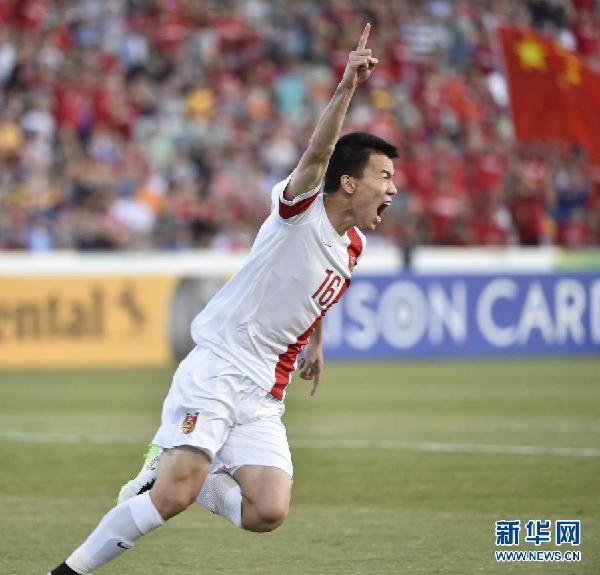 （亚洲杯·名人相册）足球——小组赛：孙可梅开二度