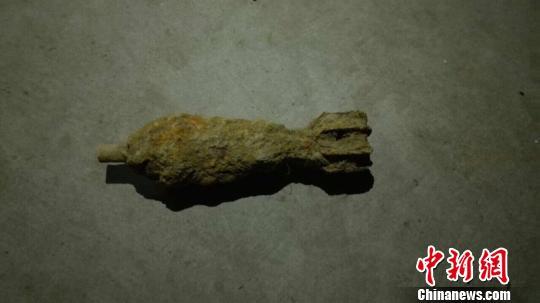 图为村民挖出来的炮弹 李梦醒 摄