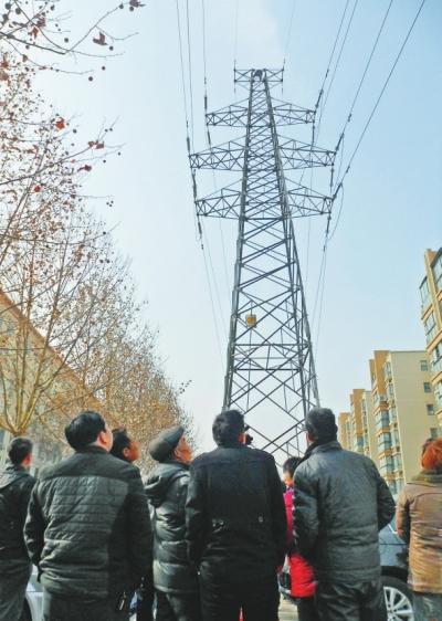 男子炒菜太咸被同事骂 爬上高压线塔欲轻生(图)