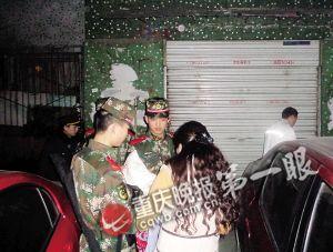 孕妇晚上街头散步突然分娩生下男婴(图)