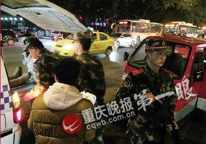 孕妇晚上街头散步突然分娩生下男婴(图)