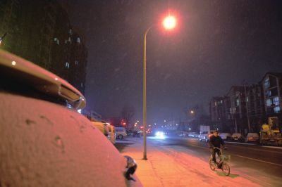 昨天晚上8时许，大兴旧宫地区飘下小雪。京华时报记者赵思衡摄
