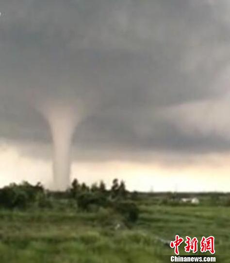 龙卷风袭击海南省文昌市两镇瓦房被掀（图）