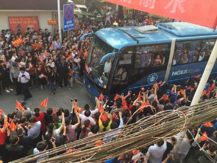 毛坦厂中学万人送考 警察沿途设岗场面震撼