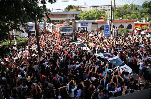 毛坦厂中学万人送考 警察沿途设岗场面震撼