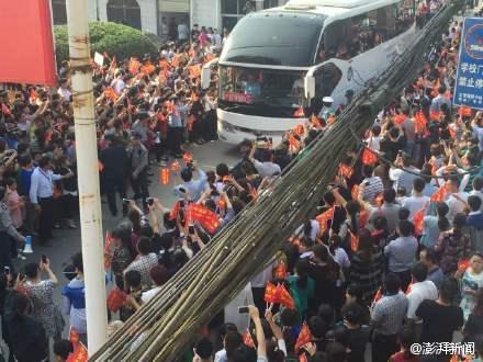 毛坦厂中学万人送考 警察沿途设岗场面震撼