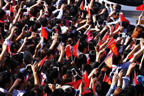 毛坦厂中学万人送考 警察沿途设岗场面震撼